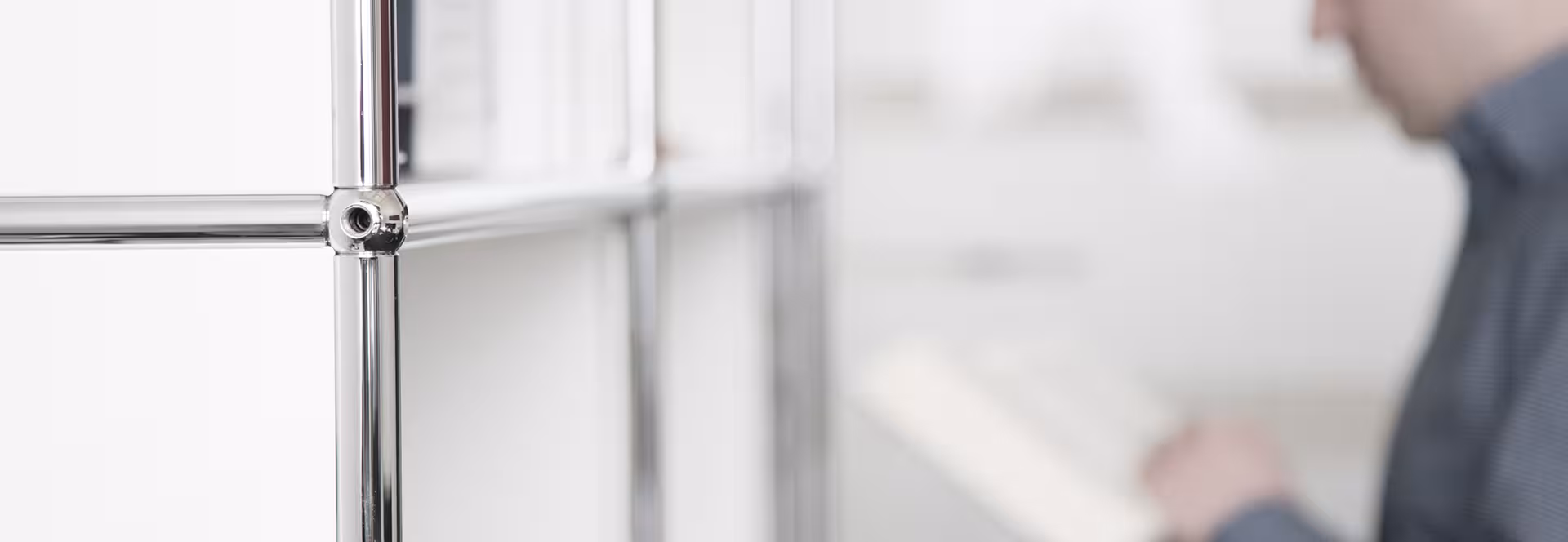 Eine Person vor einem Bücherregal