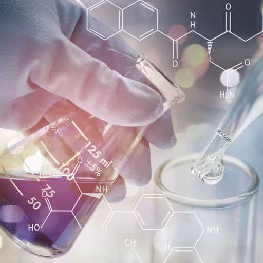 Hände, die einen Erlenmeyerkolben und eine Pipette halten