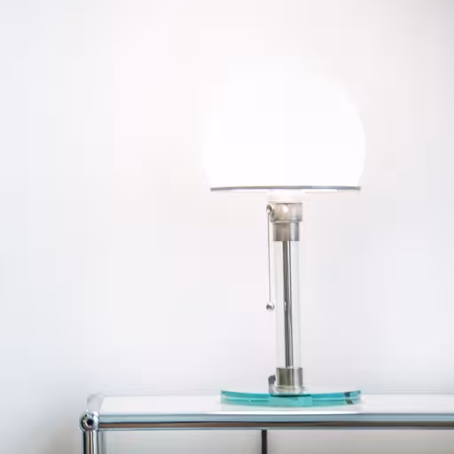 Eine Hand, die auf eine Lampe zeigt